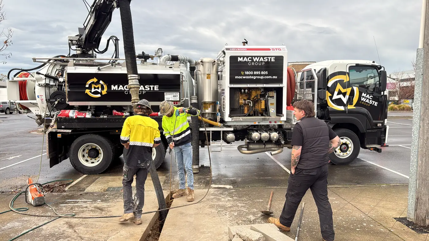 MAC crew operating the non-destructive digging truck